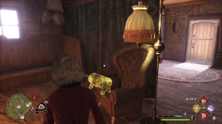 Trzecia skrzynia z wioski jest w tym samym domu, przy fotelu - Hogwarts Legacy: Skrzynie skarbów Jezioro Marunweem (Marunweem Lake) - Hogwarts Legacy - poradnik do gry