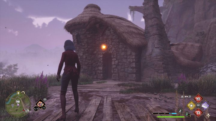 Czwarta skrzynia w wiosce Marunweem jest w małym domu z dużym kominem, przy półkach z butelkami - Hogwarts Legacy: Skrzynie skarbów Jezioro Marunweem (Marunweem Lake) - Hogwarts Legacy - poradnik do gry