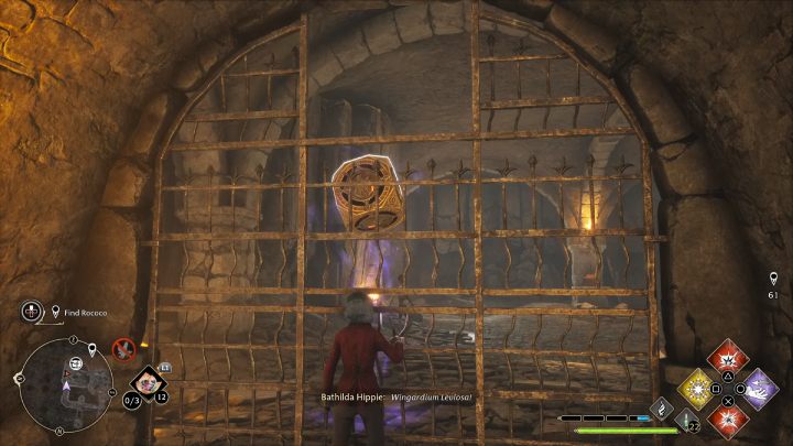 Gdy dotrzecie do bramy, podnieście zaklęciem Accio kostkę z końca pomieszczenia i przełóżcie ją przez otwór w bramie - Hogwarts Legacy: Skrzynie skarbów Dwór Cape (Manor Cape) - Hogwarts Legacy - poradnik do gry