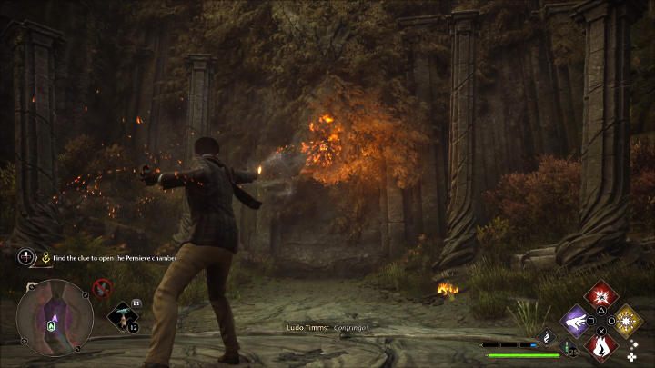 Spójrzcie w stronę wrót prowadzących do komnaty myślodsiewni i rzućcie ognistym zaklęciem, aby wypalić mech i pnącza - Hogwarts Legacy: Próba Sana Bakara (San Bakars Trial) - Hogwarts Legacy - poradnik do gry