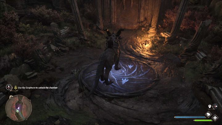 Stańcie na okrągłej kamiennej płycie i poczekajcie kilka sekund, a Garboróg otworzy dla Was wejście do myślodsiewni - Hogwarts Legacy: Próba Sana Bakara (San Bakars Trial) - Hogwarts Legacy - poradnik do gry