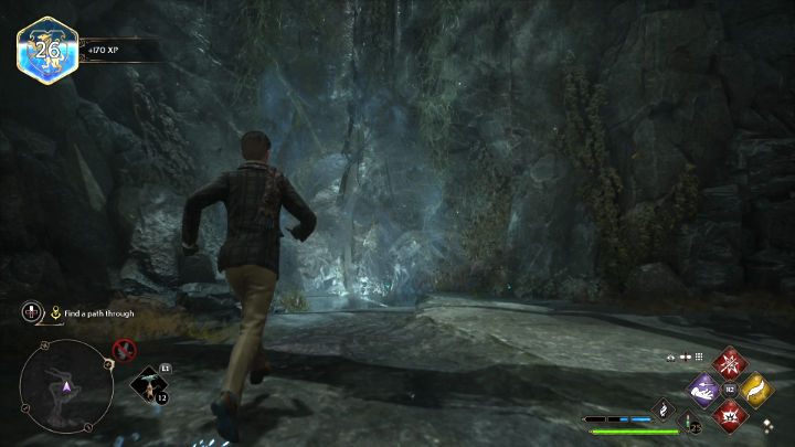 Po skończonej walce podejdźcie do emanującej niebieskawym światłem ściany widocznej na powyższym obrazku i poczekajcie, aż profesor Fig utoruje Wam dalszą drogę - Hogwarts Legacy: Ostatni skarbiec (The Final Repository) - Hogwarts Legacy - poradnik do gry