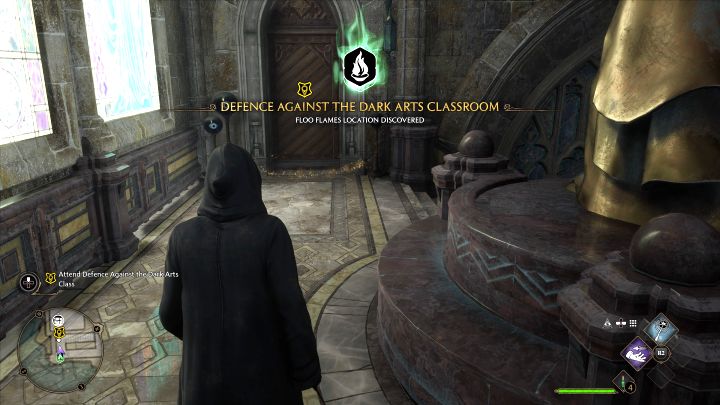 Musicie dotrzeć do klasy, w której prowadzone są zajęcia przez profesor Hecat (może Was tam doprowadzić zaczarowany kompas) - otwarcie drzwi oznacza potwierdzenie udziału w lekcji - Hogwarts Legacy: Zajęcia z obrony przed czarną magią (Defence Against the Dark Arts Class) - Hogwarts Legacy - poradnik do gry