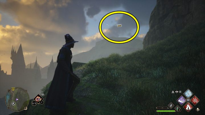 Jedna ze znajdziek Flying Guide Page #6 (Hogsmeade) lata nad wzgórzem na zachodnich obrzeżach wioski, niedaleko sklepu z ziołami - Hogwarts Legacy: Strony przewodnika (Field Guide Pages) - Hogsmeade - Hogwarts Legacy - poradnik do gry