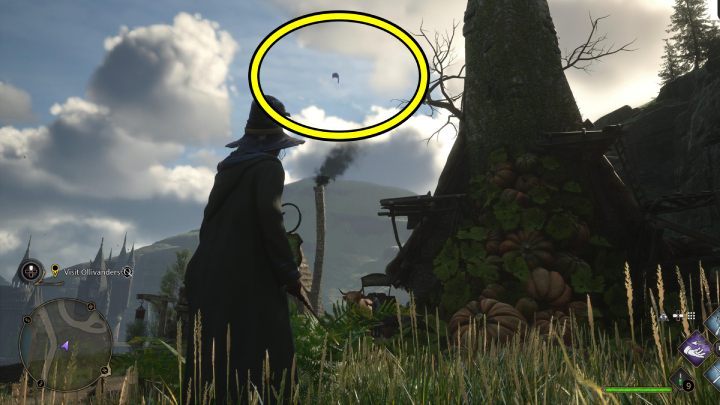 Jedna z latających stron Flying Guide Page #7 (Hogsmeade) krąży wokół komina sklepu z ziołami - Hogwarts Legacy: Strony przewodnika (Field Guide Pages) - Hogsmeade - Hogwarts Legacy - poradnik do gry