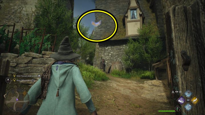 Następną z latających stron Flying Guide Page #9 (Hogsmeade) spotkacie między małymi domkami obok sklepu z różdżkami Ollivandera - Hogwarts Legacy: Strony przewodnika (Field Guide Pages) - Hogsmeade - Hogwarts Legacy - poradnik do gry