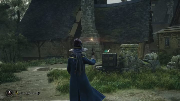 Ćma będzie siedziała na skrzyni obok murku, za ostatnimi domami w wiosce - Hogwarts Legacy: Strony przewodnika (Field Guide Pages) - Hogsmeade - Hogwarts Legacy - poradnik do gry