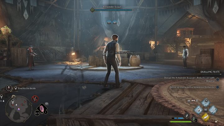 W tym pomieszczeniu będziecie mogli z łatwością zakraść się i wykończyć 2 osoby atakami skrytobójczymi - Hogwarts Legacy: Zaginione dziecko (The Lost Child) - Hogwarts Legacy - poradnik do gry