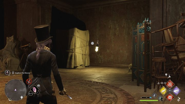 Obok szafy owiniętej prześcieradłem będzie lampion - Hogwarts Legacy: Pilnowanie swojego nosa (Minding Your Own Business) - Hogwarts Legacy - poradnik do gry