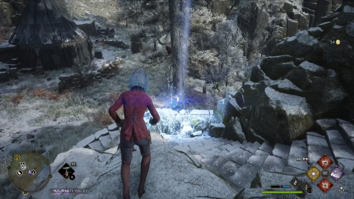 Pierwszy obiekt będzie na schodach, podnieście go a następnie wskoczcie na miotłę - Hogwarts Legacy: Tętniące źródła starożytnej energii (Ancient Magic Hotspots) część 2 - Hogwarts Legacy - poradnik do gry