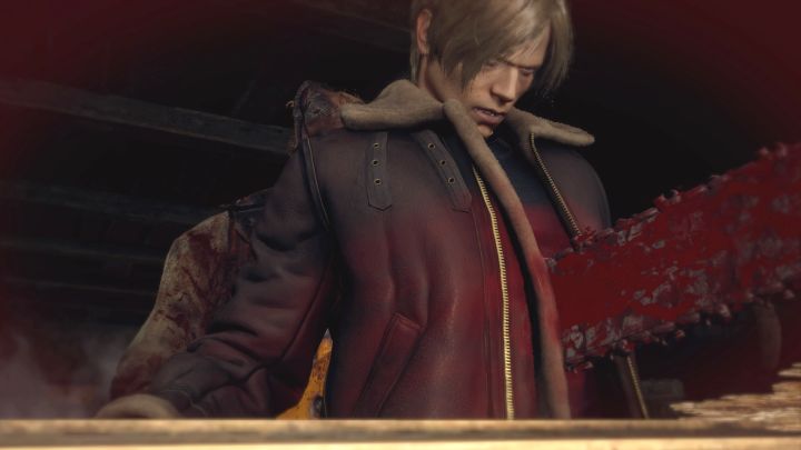 Chainsaw Man wykona atak piłą łańcuchową i możecie go zatrzymać nożem - bądźcie zwróceni w stronę bossa i wciśnijcie w odpowiednim momencie L1/LB - Resident Evil 4 Remake: Boss Chainsaw Man - Resident Evil 4 Remake - poradnik do gry