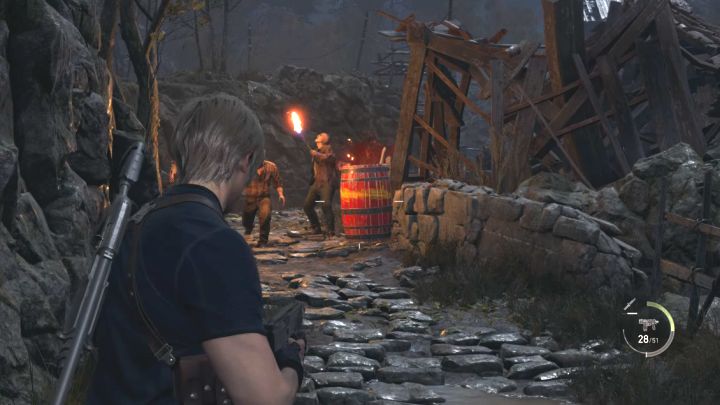 W miejscu z obrazka zaczekajcie aż wieśniacy zbliżą się do czerwonej beczki - Resident Evil 4 Remake: Jak uciec Mendezowi w rozdziale 6? - Resident Evil 4 Remake - poradnik do gry