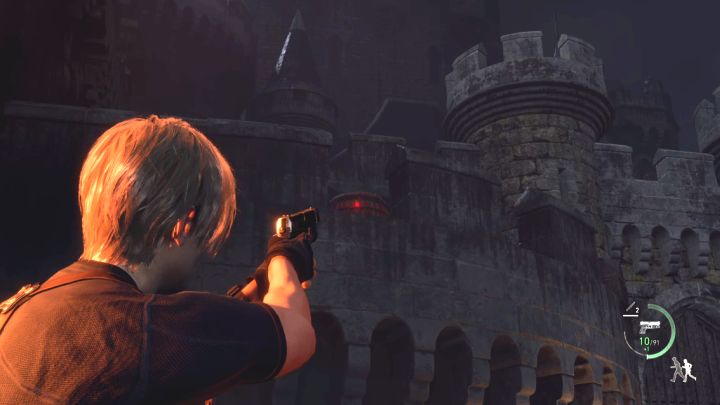 Po dotarciu na górę skręćcie w prawo i obróćcie się o 180 stopni - Resident Evil 4 Remake: Jak zniszczyć katapulty w Castle Gate? - Resident Evil 4 Remake - poradnik do gry