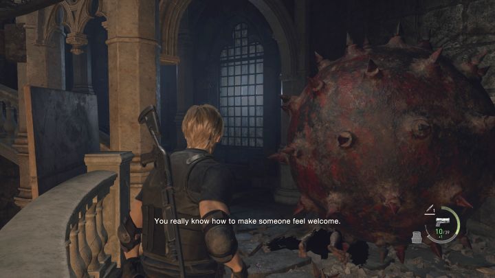 Unikanie pułapek jest proste - podczas wspinaczki zatrzymujcie się na bocznych balkonikach i czekajcie aż dana kula przetoczy się obok Leona - Resident Evil 4 Remake: Jak unikać pułapek w wieży zegarowej (Clock Tower)? - Resident Evil 4 Remake - poradnik do gry