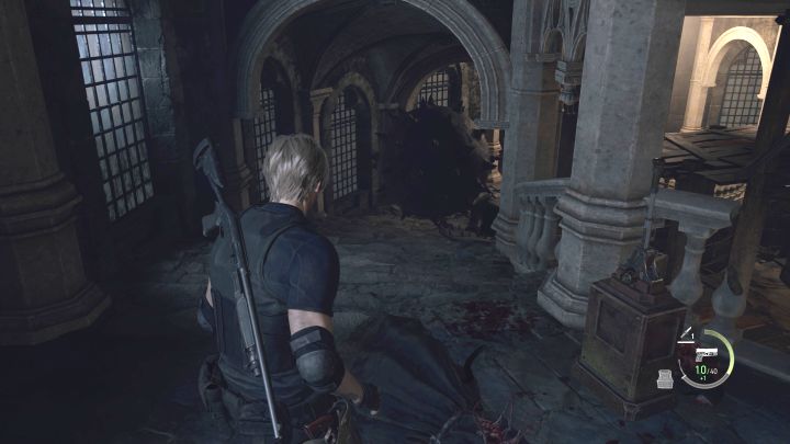 Po dotarciu na górę pozbądźcie się przeciwnika korzystającego z dźwigni - Resident Evil 4 Remake: Jak unikać pułapek w wieży zegarowej (Clock Tower)? - Resident Evil 4 Remake - poradnik do gry