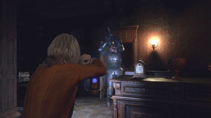 Żywe zbroje możecie też napotykać grając dziewczyną w rozdziale 9 - Resident Evil 4 Remake: Jak niszczyć żywe zbroje Armadura? - Resident Evil 4 Remake - poradnik do gry