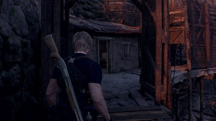 Żeby dotrzeć do miejsca z drugą żmiją, musicie minąć zamknięty kościół i dostać się do mostu zawieszonego nad głęboką przepaścią - Resident Evil 4 Remake: Viper Hunter - Resident Evil 4 Remake - poradnik do gry