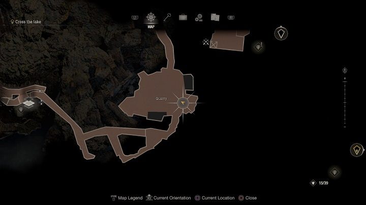 Pierwszy z medalionów znajduje się w okolicy kartki ze zleceniem, ale trzeba wysoko popatrzeć, aby móc go namierzyć - Resident Evil 4 Remake: Destroy the Blue Medallions 2 - Resident Evil 4 Remake - poradnik do gry