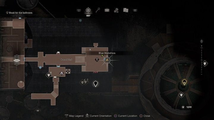 Drugi medalion jest na niższym piętrze zawieszony pod sufitem na wschodnim krańcu głównego holu - Resident Evil 4 Remake: Destroy the Blue Medallions 4 - Resident Evil 4 Remake - poradnik do gry
