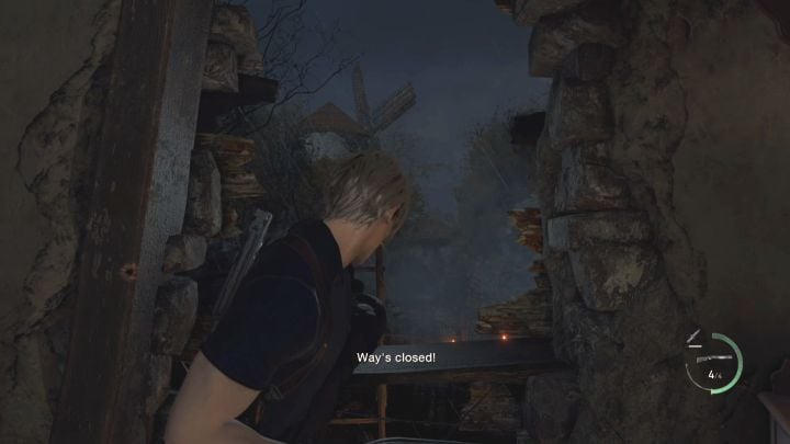 Z krótkiej scenki dowiecie się, że wieśniacy próbują dostać się z użyciem drabin na piętro - Resident Evil 4 Remake: Jak bronić się z Luisem w chatce (rozdział 5)? - Resident Evil 4 Remake - poradnik do gry