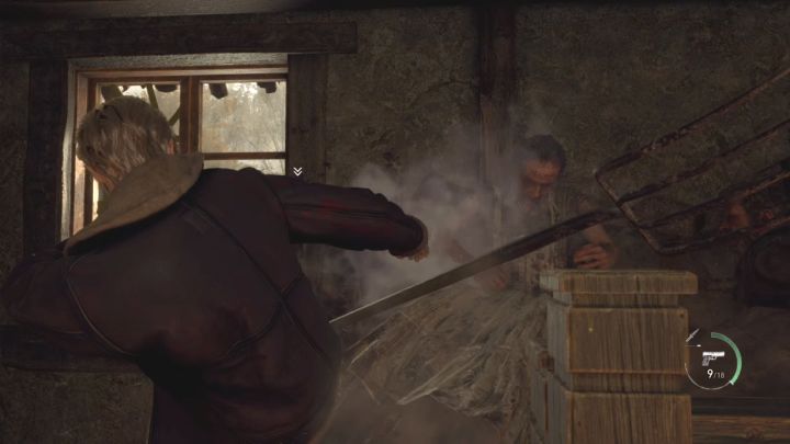 Ogłuszonego Chainsaw Mana możecie kopnąć i może też pojawić się okazja żeby dobić go nożem (po pojawieniu się ikony ataku R2/RT) - Resident Evil 4 Remake: Jak przetrwać bitwę w wiosce (Village Square)? - Resident Evil 4 Remake - poradnik do gry