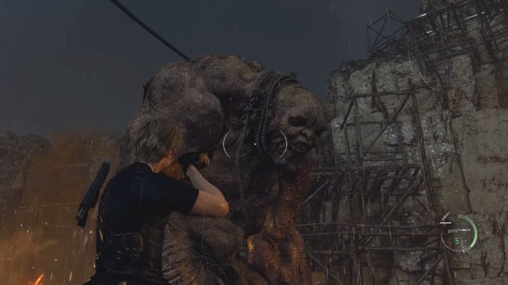 Początkowo prowadźcie standardowy ostrzał wymierzony w bossa - Resident Evil 4 Remake: Jak pokonać bossa El Gigante? - Resident Evil 4 Remake - poradnik do gry