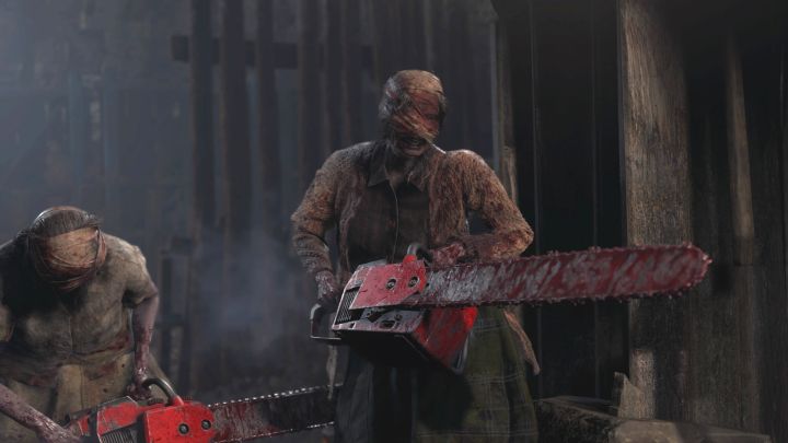 Do ataku przeciwniczek z piłami łańcuchowymi dojdzie przy próbie zabrania korby - Resident Evil 4 Remake: Jak pokonać bossów Chainsaw Sisters? - Resident Evil 4 Remake - poradnik do gry