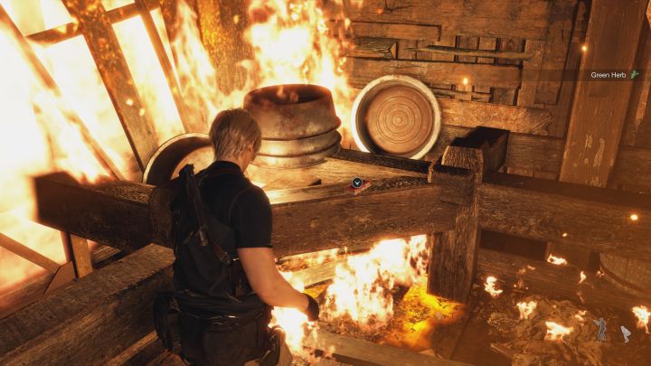 Wewnątrz rzeźni możecie odnajdywać loot, ale kolekcjonowanie go wystawi Was na ryzyko otrzymania obrażeń od bossa - Resident Evil 4 Remake: Jak pokonać Bossa Mendez? - Resident Evil 4 Remake - poradnik do gry