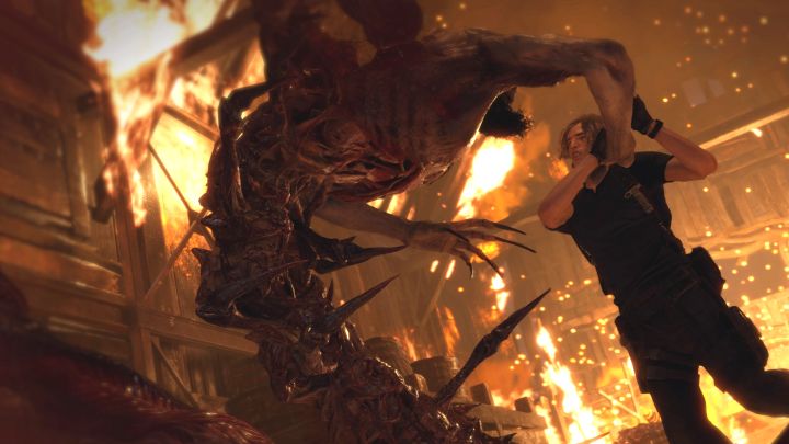 Jednym z poważniejszych ataków Mendeza jest złapanie Leona - zużyjcie wtedy energię noża żeby jak najszybciej się oswobodzić - Resident Evil 4 Remake: Jak pokonać Bossa Mendez? - Resident Evil 4 Remake - poradnik do gry