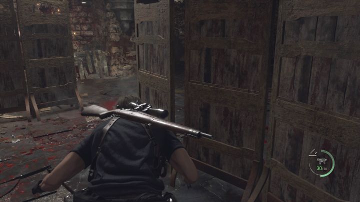 Po odzyskaniu kontroli nad Leonem pobiegnijcie do głównego pomieszczenia lochu - Resident Evil 4 Remake: Jak pokonać bossa Garrador? - Resident Evil 4 Remake - poradnik do gry