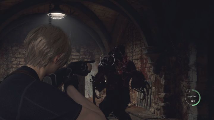 Kluczem do wygrania tej walki jest trafianie w słaby punkt na plecach potwora - pokazuje go dołączony obrazek - Resident Evil 4 Remake: Jak pokonać bossa Garrador? - Resident Evil 4 Remake - poradnik do gry