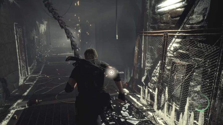 Musicie też uważać na ataki bossa z szybów wentylacyjnych, do których mogło już dojść jeszcze w drodze do bezpiecznika - Resident Evil 4 Remake: Jak pokonać lub unikać bossa Verdugo? - Resident Evil 4 Remake - poradnik do gry