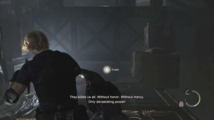 W wybranych momentach walki trzeba wykonywać uniki - po pojawieniu się ikony Evade - Resident Evil 4 Remake: Jak pokonać bossa Jack Krauser? - Resident Evil 4 Remake - poradnik do gry