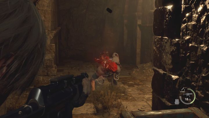 Niedługo po zeskoku Krauser pojawi się za Leonem - Resident Evil 4 Remake: Jak ponownie pokonać bossa Jack Krauser w rozdziale 14? - Resident Evil 4 Remake - poradnik do gry