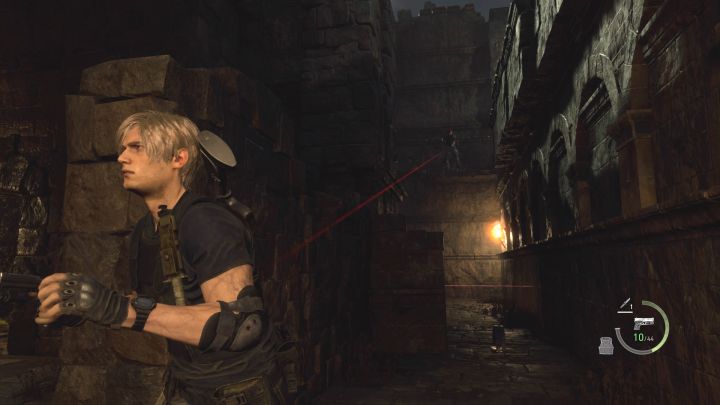Rozbrajajcie po drodze kolejne pułapki laserowe (trzeba ustawiać się w takim położeniu, by dostrzegać ładunki wybuchowe) - Resident Evil 4 Remake: Jak ponownie pokonać bossa Jack Krauser w rozdziale 14? - Resident Evil 4 Remake - poradnik do gry