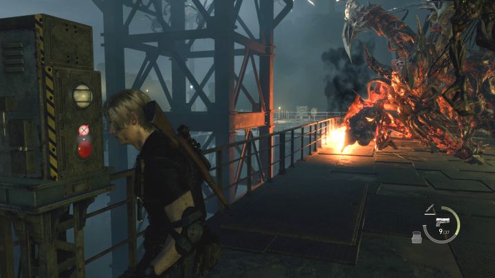 Podczas bitwy możecie biegać po całej lokacji Loading Docks - Resident Evil 4 Remake: Jak pokonać finałowego bossa (rozdział 16)? - Resident Evil 4 Remake - poradnik do gry
