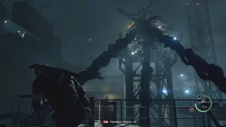 Saddler może pluć trującą substancją - chowajcie się wtedy za zasłonami lub szybko biegnijcie w bok - Resident Evil 4 Remake: Jak pokonać finałowego bossa (rozdział 16)? - Resident Evil 4 Remake - poradnik do gry
