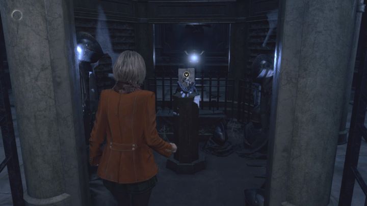 Krypta powinna otworzyć się przy założeniu, że poprawnie rozmieściliście lampy - Resident Evil 4 Remake: Zagadka Salazar Family Insignia (Ashley) - Resident Evil 4 Remake - poradnik do gry