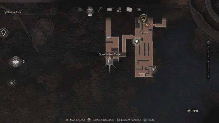 Lokalizację pierwszego zegara pokazują powyższe obrazki - musicie przebiec przez bibliotekę Library (zatrzymujcie lampą kolejne ożywione zbroje) i wybrać zachodnie wyjście z niej - Resident Evil 4 Remake: Zagadka z zegarami Grandfather Clock (Ashley) - Resident Evil 4 Remake - poradnik do gry
