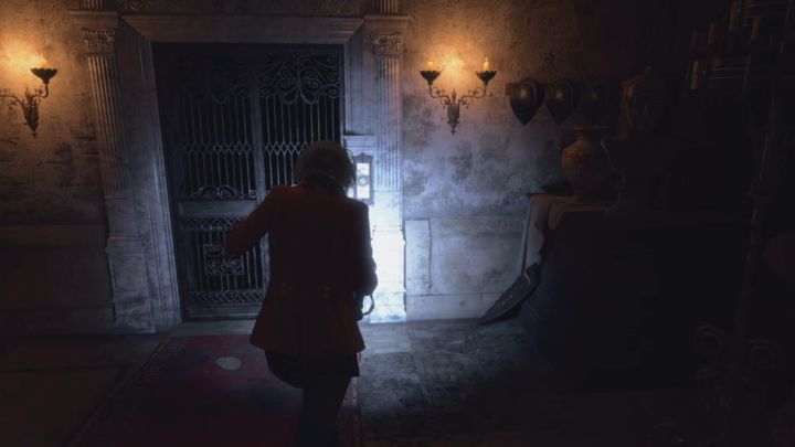 Musicie dotrzeć do przycisku przywoływania windy - Resident Evil 4 Remake: Zagadka z zegarami Grandfather Clock (Ashley) - Resident Evil 4 Remake - poradnik do gry