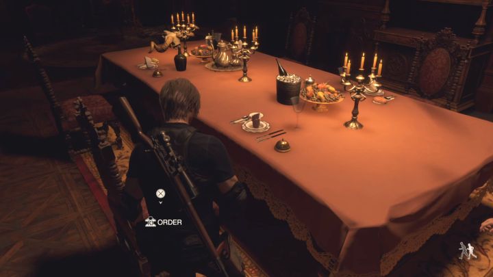 Miejsce dla Ashley pokazuje powyższy obrazek - to stół bardziej oddalony od obrazów - Resident Evil 4 Remake: Zagadka z krzesłami z jadalni (Dining Hall) - Resident Evil 4 Remake - poradnik do gry