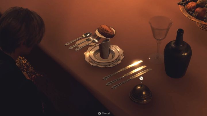 Użyjcie dzwonka i Ashley skopiuje tę czynność wykonaną przez Leona - Resident Evil 4 Remake: Zagadka z krzesłami z jadalni (Dining Hall) - Resident Evil 4 Remake - poradnik do gry