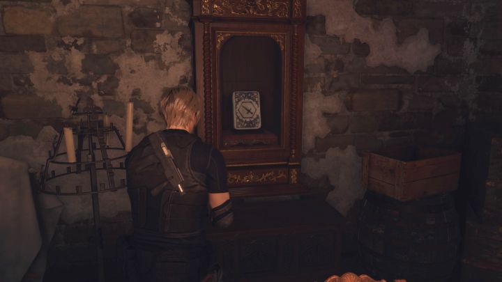 Lithographic Stone D jest w szklanej gablocie i musicie ją rozbić (użyjcie noża) - Resident Evil 4 Remake: Zagadka z Lithographic Stones z Bindery (rozdział 8) - Resident Evil 4 Remake - poradnik do gry