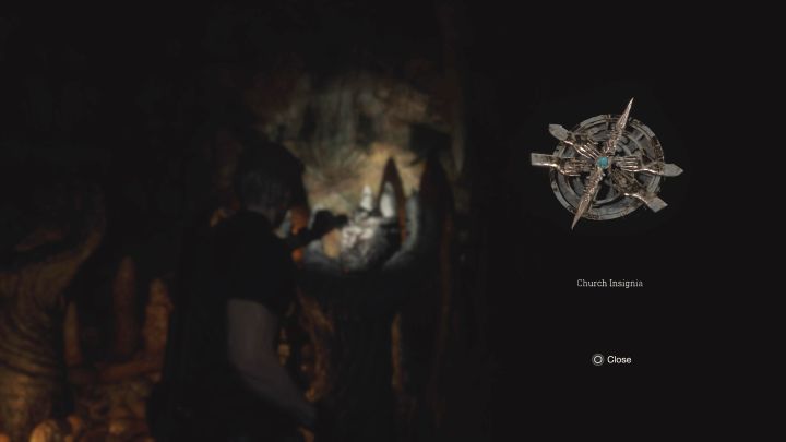 Możecie już zabrać z ołtarza Church Insignia i wyruszyć z tym przedmiotem questowym do kościoła (Church) - Resident Evil 4 Remake: Zagadka zdobycia klucza Church Key (rozdział 4) - Resident Evil 4 Remake - poradnik do gry