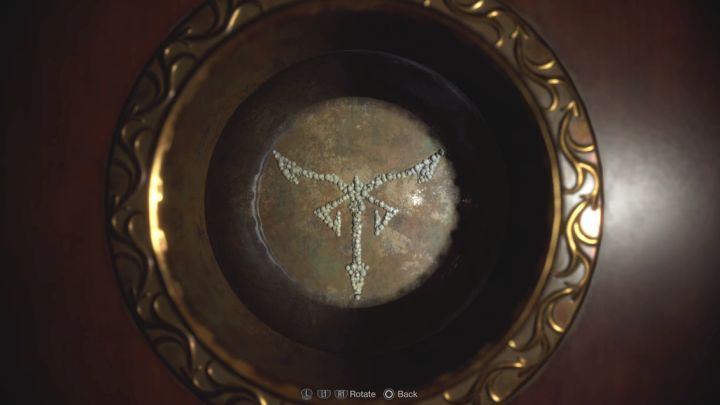 Dopiero teraz obracajcie na boki kulkami żeby dopasować je do wzoru - rozwiązanie zagadki widzicie na obrazku - Resident Evil 4 Remake: Zagadki z Village Chiefs Manor (rozdział 2) - Resident Evil 4 Remake - poradnik do gry