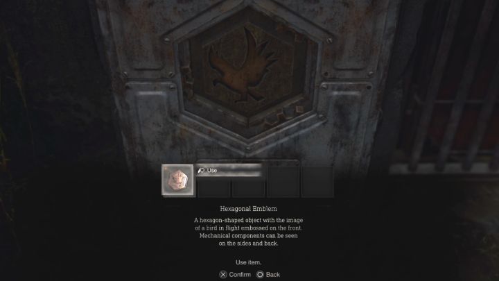 Powróćcie do Hexagon-shaped Slot i wybierzcie Hexagonal Emblem z inwentarza - Resident Evil 4 Remake: Zagadka Hexagonal Emblem - Resident Evil 4 Remake - poradnik do gry