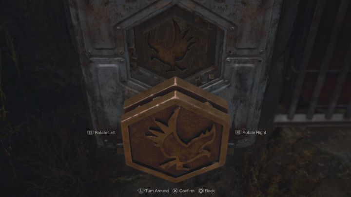 Orzeł z emblematu musi być lustrzanym odbiciem tego ze slotu (odpowiednie ustawienie pokazuje powyższy obrazek) - możecie obracać emblematem (przyciski L1/LB i R1/RB na padzie) - Resident Evil 4 Remake: Zagadka Hexagonal Emblem - Resident Evil 4 Remake - poradnik do gry