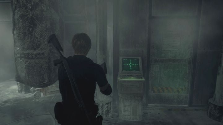 W pomieszczeniu jest terminal Overwrite Terminal powiązany z główną fabułą, ale najpierw zbadajcie prawy terminal, który odblokowuje boczne pomieszczenie - Resident Evil 4 Remake: Zagadka z terminalem w chłodni Freezer - Resident Evil 4 Remake - poradnik do gry