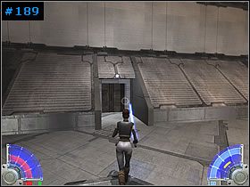 Zaraz po wylądowaniu na dole będziesz musiał wyskoczyć ze zgniatarki, w której się właśnie znajdujesz - Piwnice zamczyska - Vjun | Kontynuacja | Star Wars Jedi Knight Jedi Academy - Star Wars Jedi Knight: Jedi Academy - poradnik do gry