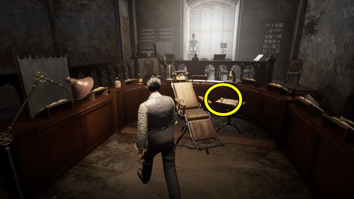 Podnieście środek uspakajający leżący na tacy przy krześle - Sherlock Holmes The Awakened: Instytut Edelweiss - Sherlock Holmes The Awakened - solucja